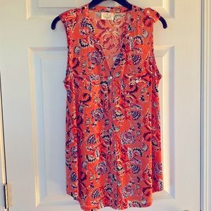 Sleeveless three-quarter summer top. Epaulets and matching front pockets.